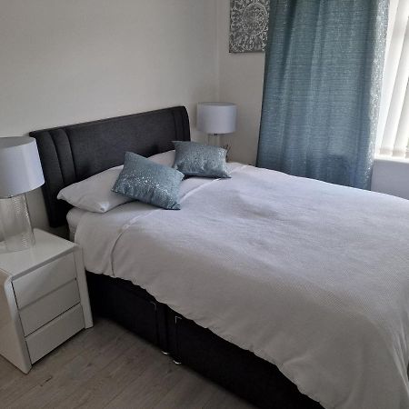L & J Escapes- 4 Bedrooms Suitable For Contractors And Families- Large Private Parking-10 Minutes To M6 Junction 9 Coseley Экстерьер фото