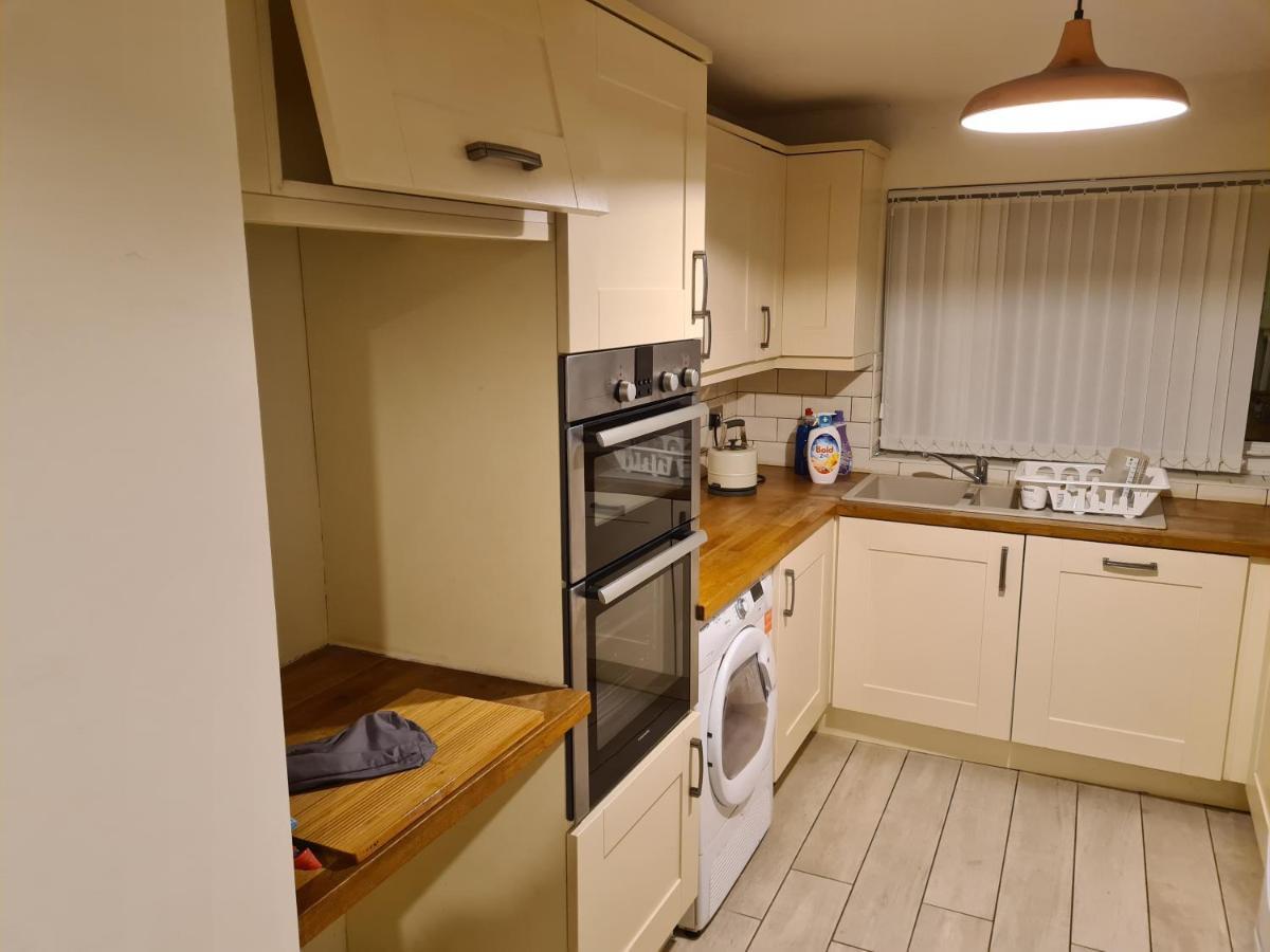 L & J Escapes- 4 Bedrooms Suitable For Contractors And Families- Large Private Parking-10 Minutes To M6 Junction 9 Coseley Экстерьер фото