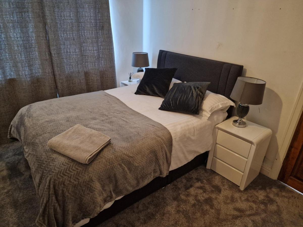 L & J Escapes- 4 Bedrooms Suitable For Contractors And Families- Large Private Parking-10 Minutes To M6 Junction 9 Coseley Экстерьер фото